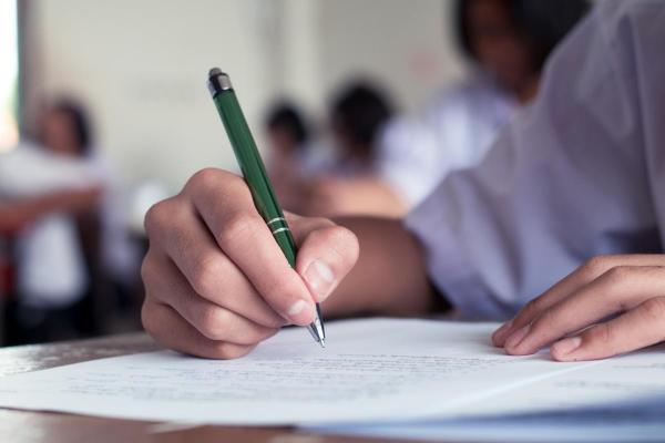 Modificări la BAC şi Evaluare Naţională. Elevii vor putea să dea iarna probele orale şi să-şi vadă lucrările înainte de contestaţie