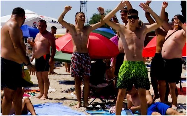 Cea mai aglomerată staţiune: mii de oameni pe plajă şi în apă, unul lângă altul