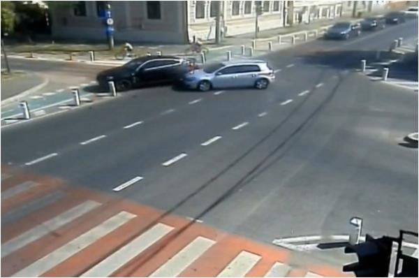 Graba l-a costat scump. Momentul în care un timișorean depășește o coloană de mașini aflată la semafor și lovește violent un vehicul. A fugit imediat după