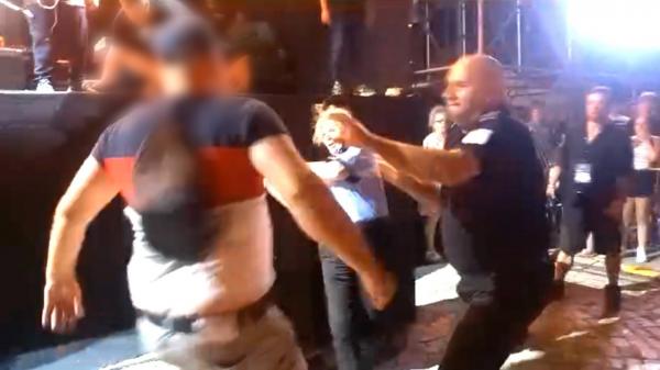 Momentul în care un spectator beat îi dă un pumn unei poliţiste la concertul lui Babasha. Artistul a întrerupt concertul