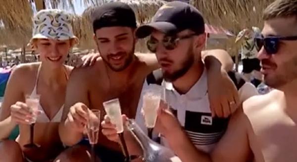 Distracţie cu 50 de lei în staţiunea considerată "regina luxului". Nu mai e loc să arunci un ac, în cel mai aglomerat weekend al verii