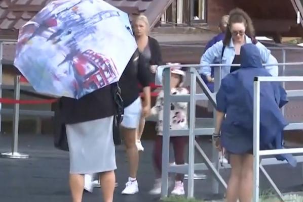 Vremea a dat peste cap planurile turiştilor în minivacanţă. O ploaie de câteva minute, la cota 2000, i-a trimis pe mulţi acasă