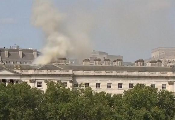 Incendiu puternic în centrul Londrei. Acoperişul clădirii Somerset House, veche de sute de ani, a fost cuprins de flăcări