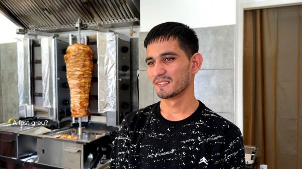 Idris a fugit din Afganistan, din calea războiului, iar la 20 de ani e patron de shaormerie în România