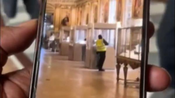 Jaful de la Luvru. O greșeală banală a permis accesul ușor la serverele muzeului: Parola era tot "Luvru"