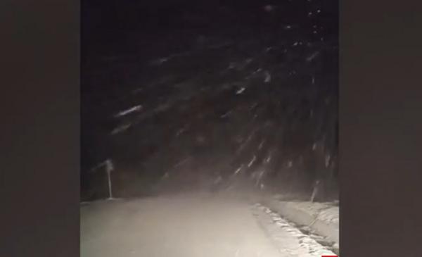 Strat de zăpadă de 5 cm, în doar câteva ore. Turiştii care merg la munte, sfătuiţi să aibă maşinile echipate