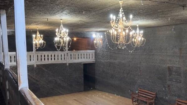 Caniculă afară, 12 grade în subteran. Salina Cacica atrage zilnic sute de turişti
