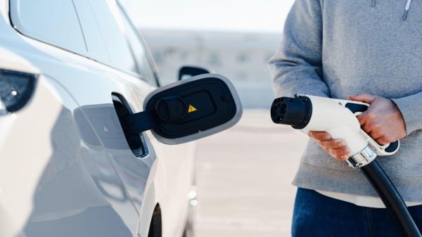 Carburanții tot mai scumpi schimbă piața auto. Mașinile electrice, în topul preferințelor