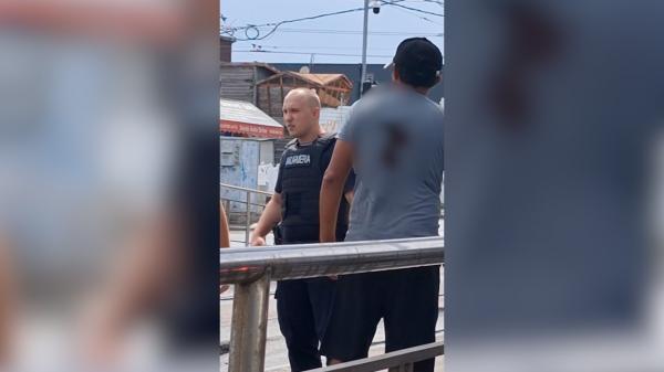 "I-a distrus plămânii, să dea dracu". Scene terifiante în Capitală: un bărbat cu un cuţit înfipt în spate, într-o staţie de tramvai