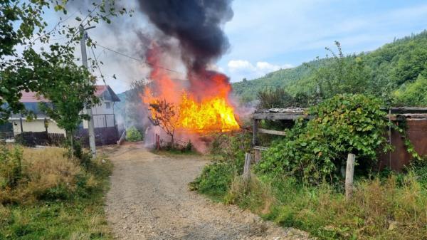 Nouă copii şi mama lor au rămas fără casă în urma unui incendiu. Locuinţa s-a făcut scrum în doar câteva clipe