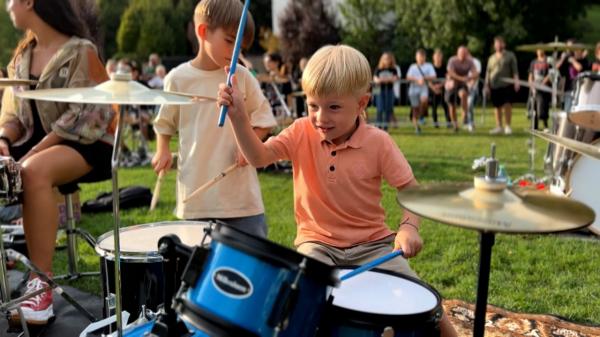 100 de toboşari au cântat la unison în Grădina Palas. Cel mai mic participant la Toboşariadă are aproape 5 ani