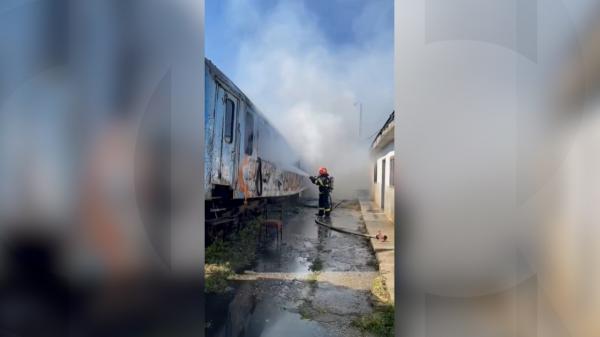 Incendiu în apropierea gării din Cluj-Napoca. Vagonul unei garnituri dezafectate, cuprins de flăcări