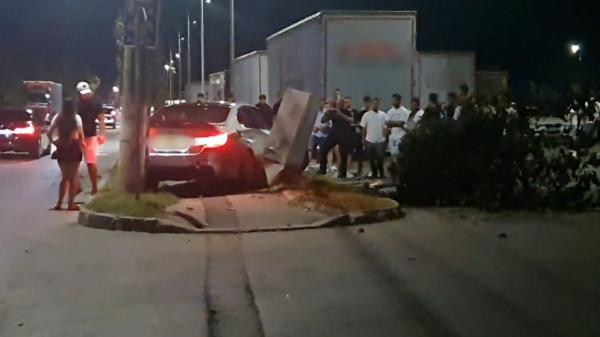 Un tânăr şi-a făcut BMW-ul praf pe centura Târgu Jiu. A rupt cu maşina un copac şi un stâlp de iluminat