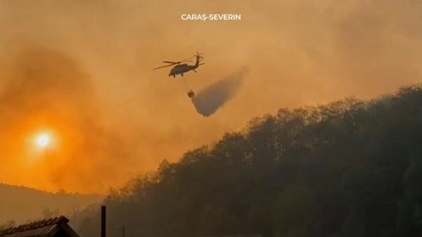 Incendiile de vegetaţie din România scapă de sub control. Pompierii se antrenează pentru intervenții ca-n Grecia