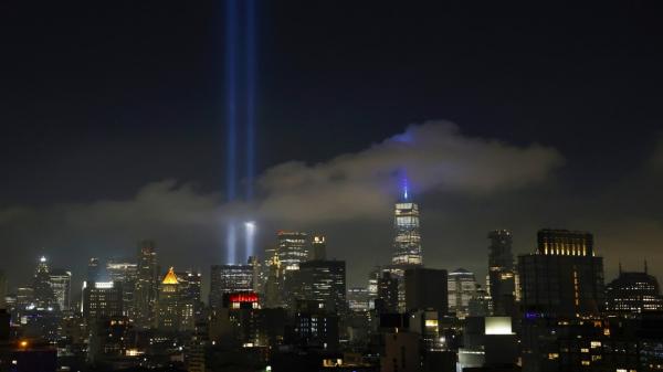 Moment emoționant în New York. Cerul de deasupra fostelor turnuri gemene World Trade Center, luminat de două raze puternice