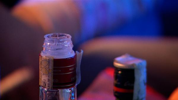 Două fete de 14 şi 15 ani, dispărute dintr-un centru de plasament, găsite drogate şi violate într-un apartament din Vaslui. Un vecin sunase la 112, deranjat de zgomote