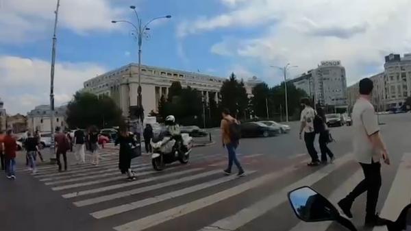 Momentul în care un poliţist pe motocicletă loveşte în plin o femeie aflată pe trecere, pe Calea Victoriei. Avea sirenele pornite