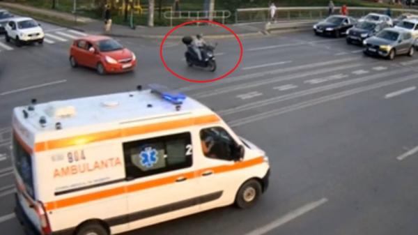 Momentul în care un motociclist se izbește de o ambulanță în misiune, într-o intersecție din Iași