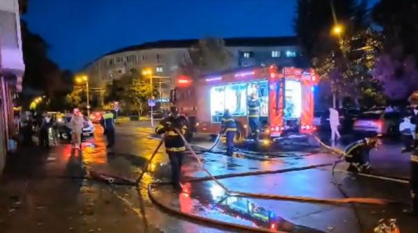 Incendiu puternic în Oradea. Flăcările au cuprins un garaj de aproape 30 mp