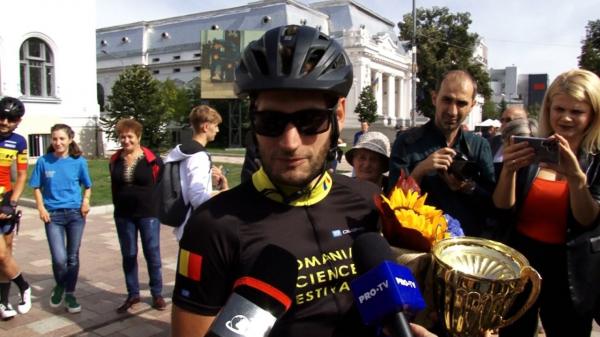 Un tânăr român a mers din Londra până la Piteşti pe bicicletă. Motivul pentru care a plecat în aventură