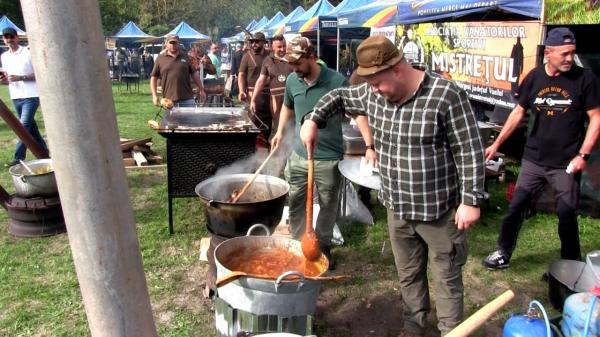 Ceaunele au bolborosit la foc continuu în Vaslui, la festivalul Vânătorilor şi Pescarilor. Sute de pofticioşi s-au adunat să guste din delicatese