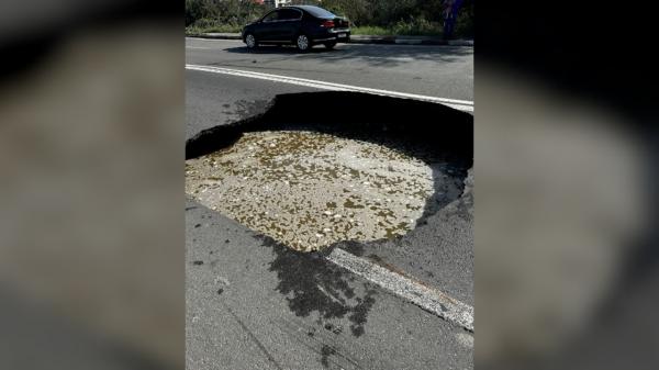 Un crater uriaş a apărut după ce şoseaua s-a surpat, în Năvodari. Şoferii care nu l-au putut evita şi-au spart cauciucurile