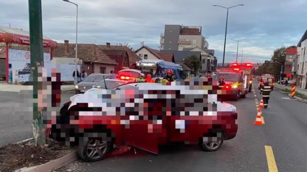 Accident cumplit, filmat în Târgu Mureş. Manevra greşită care a băgat în spital o fată de 12 ani, pe mama ei şi un taximetrist