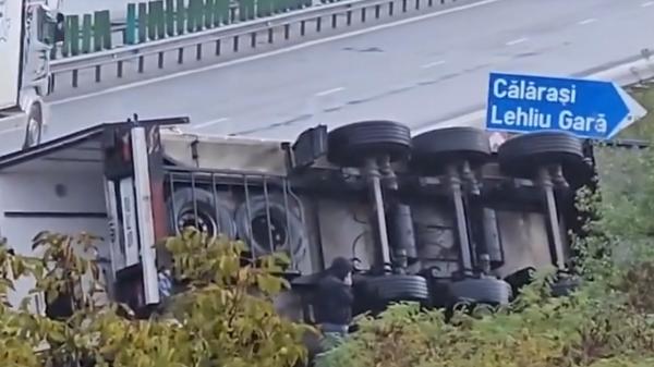 Accident de groază pe Autostrada Soarelui. Un copil de 11 ani a murit, după ce un TIR  s-a răsturnat pe şosea. Şoferul, în stare gravă la spital