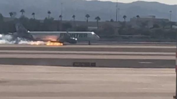 Momentul în care un avion plin cu pasageri ia foc la aterizarea pe aeroportul din Las Vegas. 190 de oameni au fost la un pas de tragedie