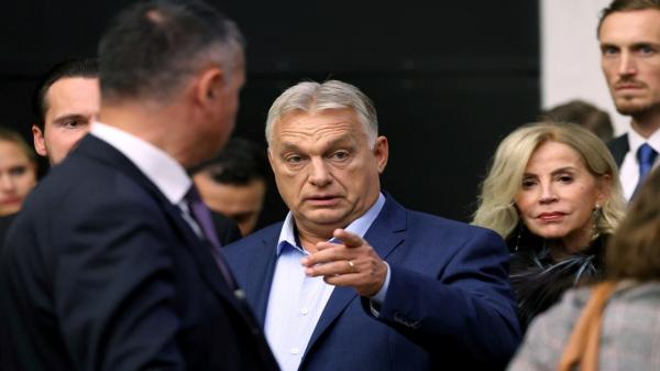 Moment jenant pentru Viktor Orban, în Parlamentul European. Un activist i-a aruncat în faţă un teanc de bani falşi