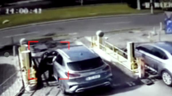 Momentul accidentului de la Lujerului. Şoferul, filmat când zboară de pe şosea şi se răstoarnă la intrare în pasaj