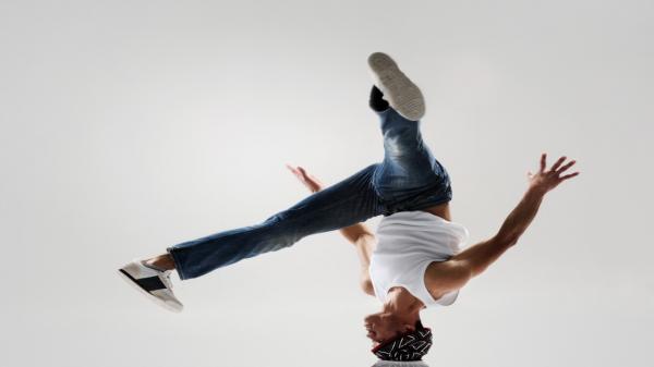 Pasiunea transformată în boală. Un dansator de breakdance s-a ales cu o tumoră la cap, pentru că s-ar fi învârtit prea mult cu scalpul de podea