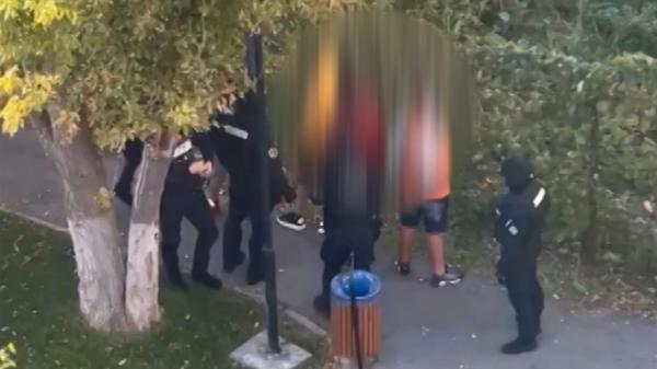 Scandal între copii, într-un loc de joacă din Galaţi. Unul dintre minori a scos o macetă. Au intervenit mascaţii