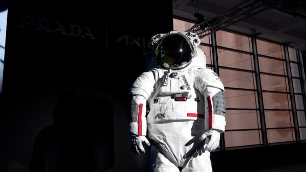 Prada a prezentat costumele spațiale pentru astronauții care vor zbura pe lună în 2024