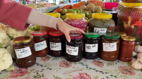 Bani din zacuscă şi dulceaţă. Cum vor putea micii producători să-şi vândă marfa la tarabă: ce prevede noua lege