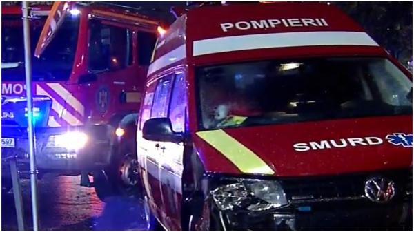 Autospecială SMURD, la un pas de tragedie în Capitală. Şoferul a pierdut controlul volanului şi a lovit un gard