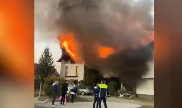 Un bărbat din Sălaj şi-a văzut moartea cu ochii, după ce casa i-a fost cuprinsă de flăcări. Salvat în ultima clipă de pompieri, după un apel disperat la 112