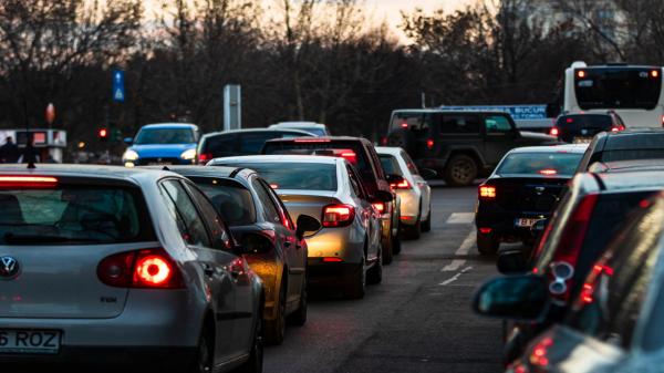 Locuri noi de parcare în București, la pachet cu noi ambuteiaje. Pe unele străzi nu mai încap două mașini