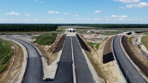 Astăzi se deschide un nou tronson al autostrăzii Moldova. Cei 32 de km au fost terminați înainte de termen