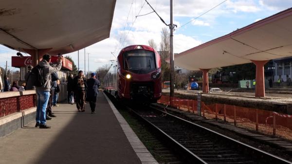 Noul tren electric Alstom Coradia s-a stricat după ce a fost tractat de o locomotivă veche de 50 de ani