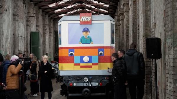 Cum arată primul tramvai construit din LEGO. "Jucăria" uriaşă, din 1,8 milioane de piese, a fost prezentată la Budapesta