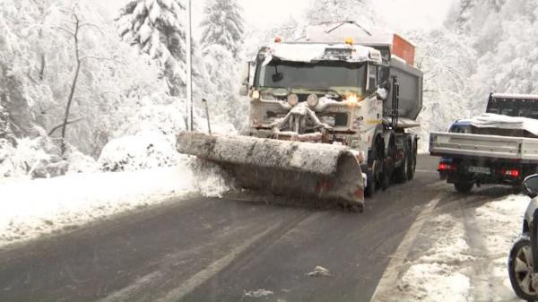 Vortexul polar a paralizat mare parte din țară. Mai multe drumuri blocate, întârzieri pe calea ferată și în aeroporturi. Când se va îndrepta vremea