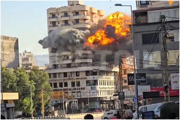 Momentul în care o rachetă israeliană loveşte un bloc de 11 etaje în Beirut. Un nor uriaş de fum a rămas în urma impactului