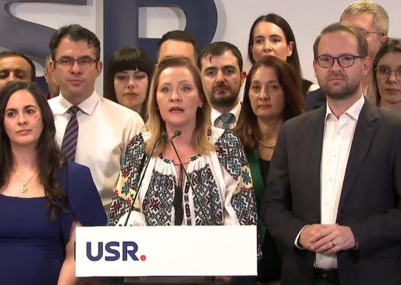 Elena Lasconi: "Uniți putem face minuni, roboţii ruşi nu au cum să ne distrugă democraţia. Nu am uitat tancurile rusești și câtă suferință ne-au adus"