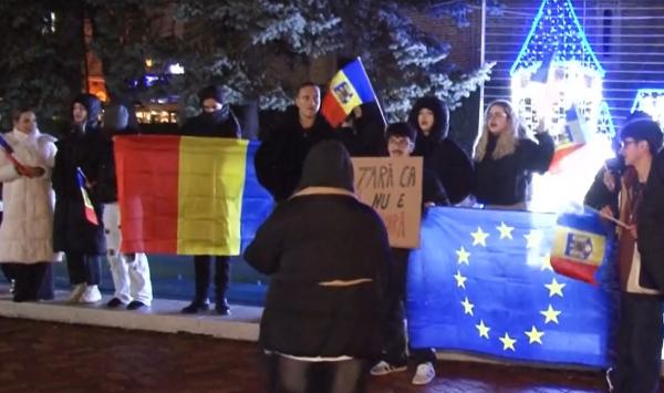 Proteste după anularea alegerilor. Decizia CCR a scos zeci de oameni în stradă: "Este un atac împotriva democraţiei"