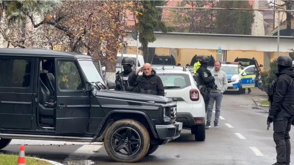 Horaţiu Potra a salutat milităreşte presa în timp ce maşina îi era percheziţionată de mascaţi