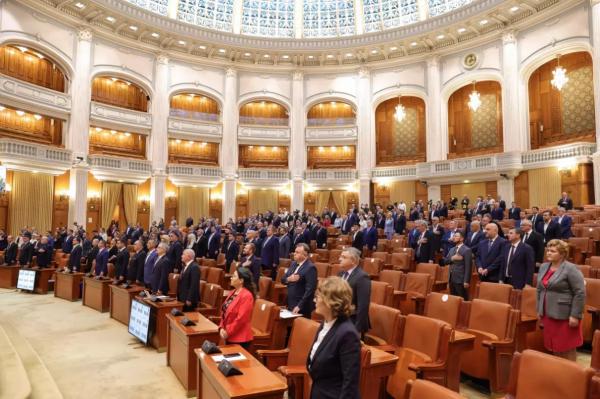 Încep şedinţele în marile partide pentru stabilirea noului Parlament, noului Guvern şi pentru alegerea unui premier: Ciolacu şi Bolojan se luptă pentru funcţie