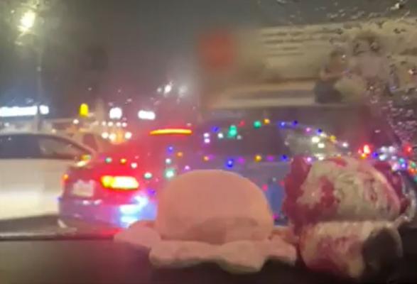 Amenda usturătoare primită de un şofer din Argeş, după ce şi-a împodobit maşina cu luminiţe de Crăciun