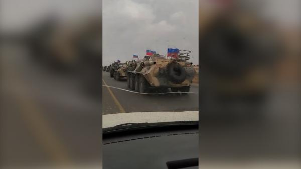 Rusia a retras cel puțin 400 de soldați din Damasc. Imagini cu un convoi rusesc uriaş traversând Siria