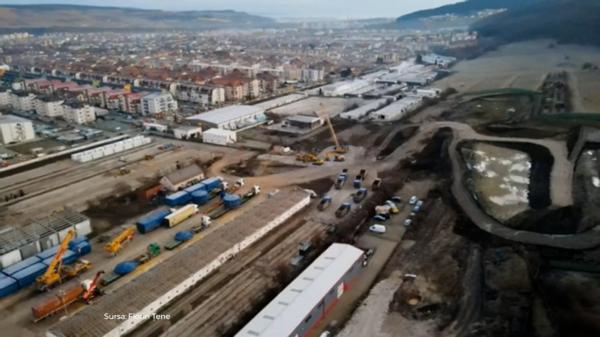 Cârtiţele care vor săpa tunelurile metroului din Cluj au ajuns pe şantier. 12 camioane au transportat pe bucăţi utilajele